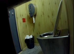Скрытая камера в уборной, девушку писает