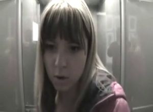 Молодая девушка сосет в лифте на коленях