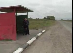 Русская из села сосет на остановке