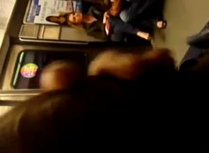 Мастурбирует в метро перед девушками