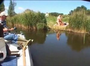 Рыбаки запалили трах на берегу