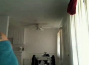 С девушек упало полотенце перед доставщиком товара