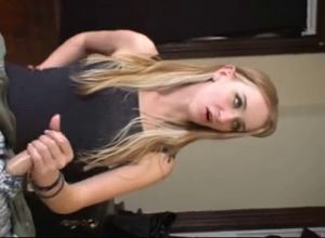 Тёлка задолбалась дрочить приятелю