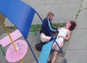 Пьяные русские алкаши трахаются на детской площадке