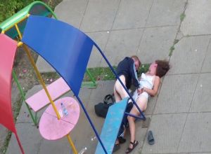 Пьяные русские алкаши трахаются на детской площадке