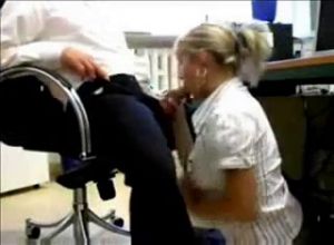 Красивая секретарша блондинка отсосала под столом и дала раком