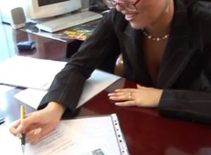 Классический секс секретарши с сиськами